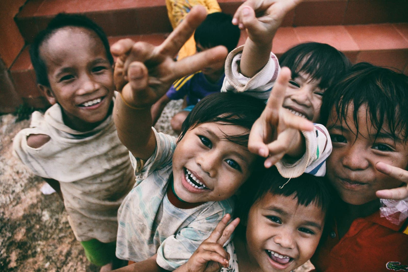 Niños sonriendo en una comunidad